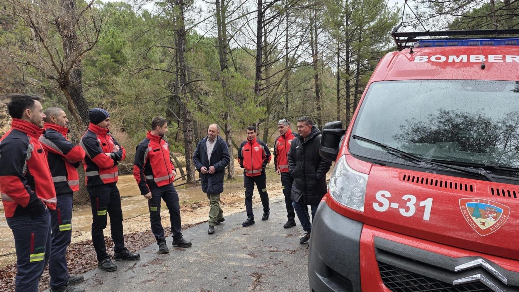 El presidente de la Diputación de Albacete, Santiago Cabañero, con miembros del SEPEI de Hellín.