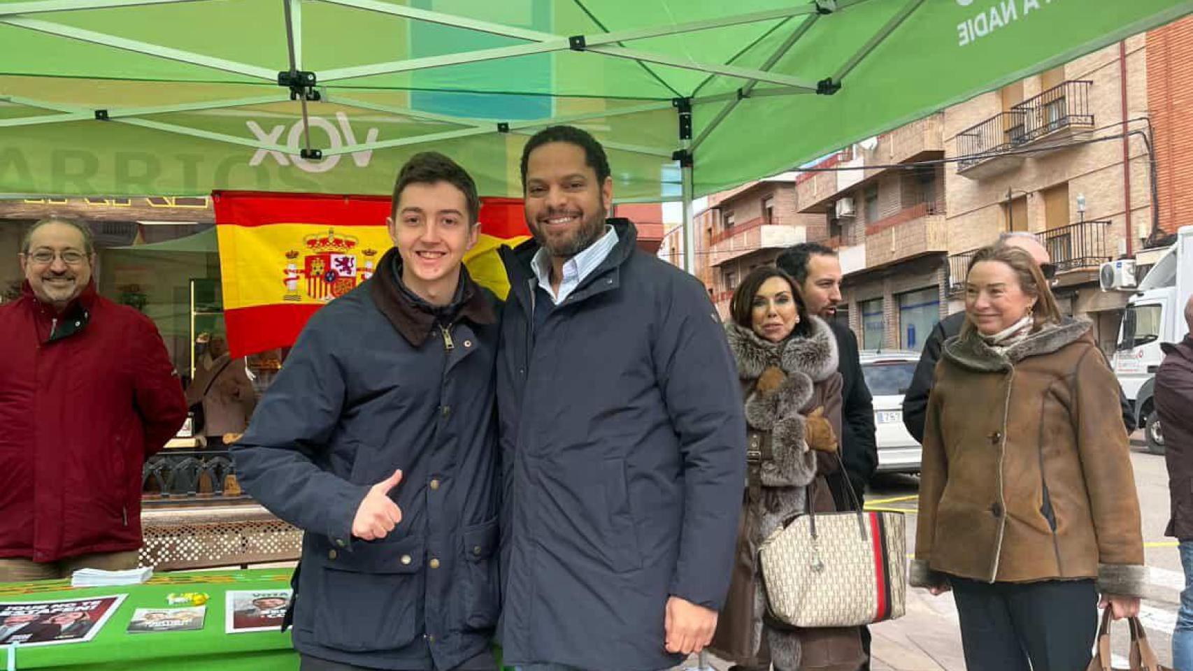 Santi Cedrón, joven de 20 años, con Ignacio Garriga en una mesa informativa de Vox