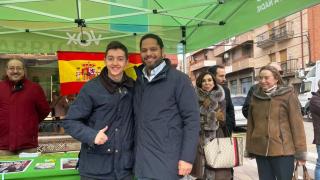 Santi Cedrón, joven de 20 años, con Ignacio Garriga en una mesa informativa de Vox