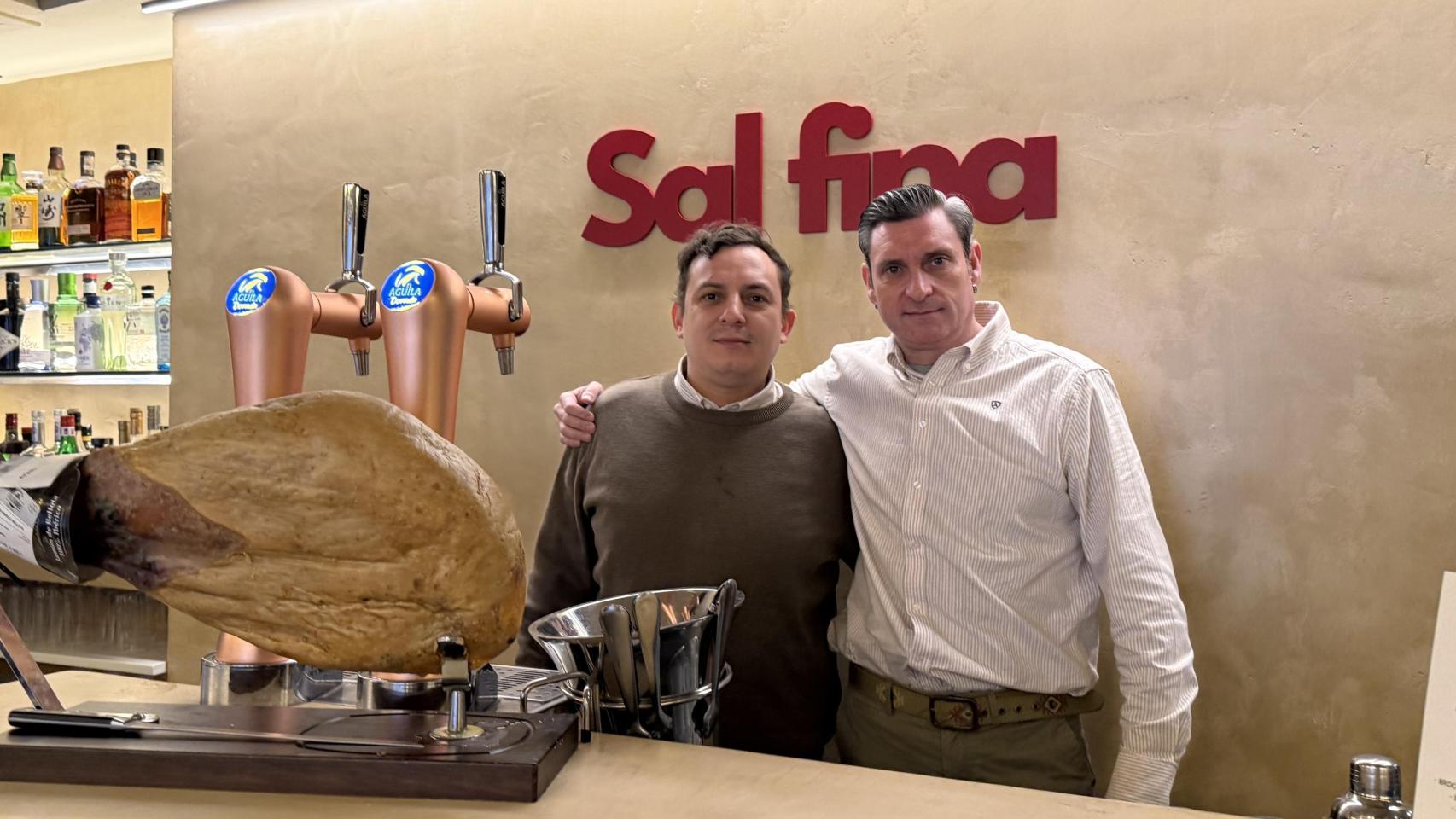 Daniel Gimeno, jefe de sala, y Diego López, sumiller.