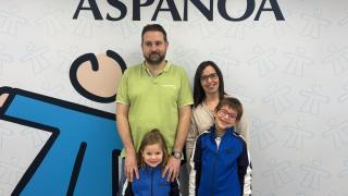 Daniel Colás y Jennifer Pinilla junto con sus Alejandra y Sergio en la sede de Aspanoa