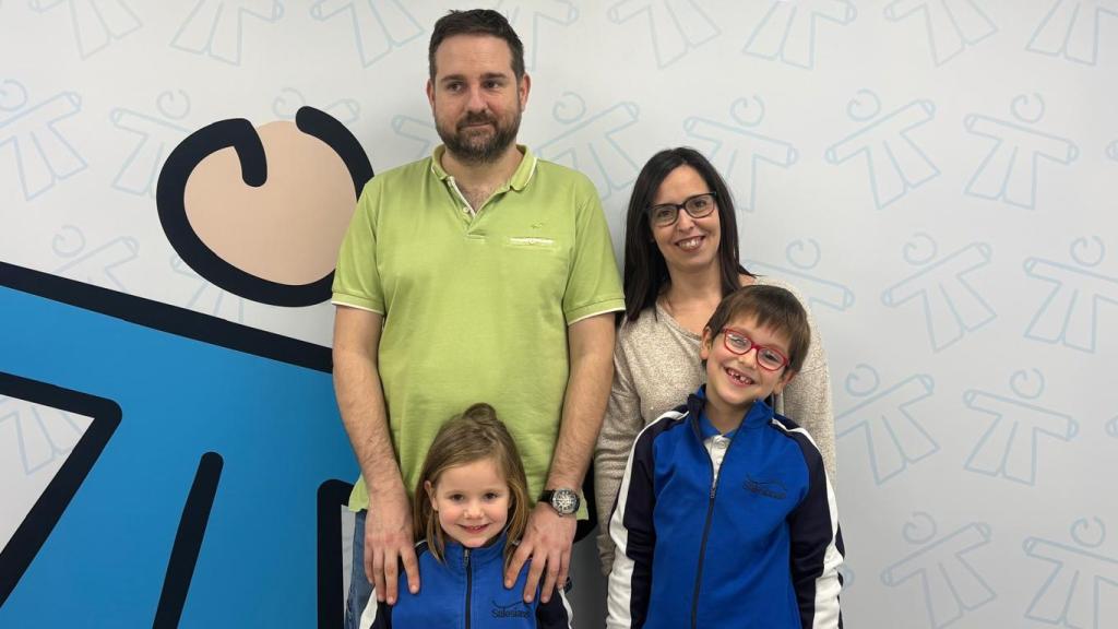 Daniel Colás y Jennifer Pinilla junto con sus Alejandra y Sergio en la sede de Aspanoa