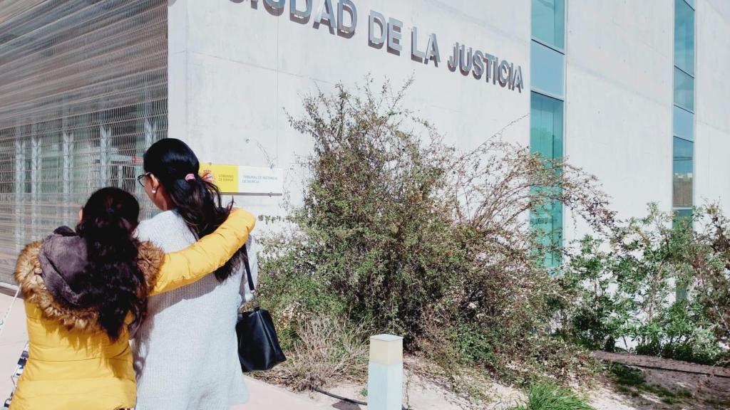 Las dos mujeres víctimas de violencia de género que ha estado con Salma, este viernes, en la Ciudad de la Justicia de Murcia.
