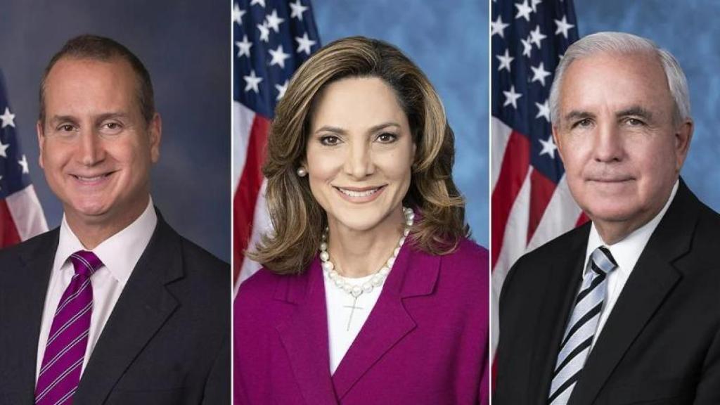 Los miembros de la Cámara de Representantes de EE.UU Mario Díaz-Balart, María Elvira Salazar y Carlos Antonio Giménez (I-D), conocidos como los 'Crazy Cubans'.
