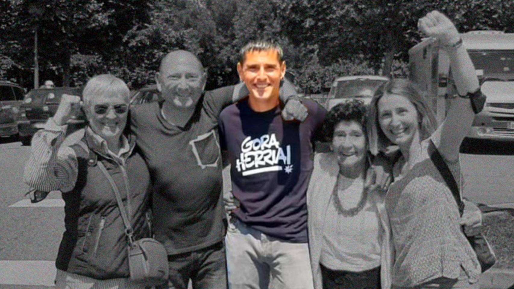 Ekaitz Sirvent, resaltado en el centro, junto a sus familiares, a la salida de la prisión francesa de Mont-de-Marsan, el 28 de mayo de 2022.