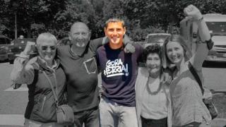 Ekaitz Sirvent, resaltado en el centro, junto a sus familiares, a la salida de la prisión francesa de Mont-de-Marsan, el 28 de mayo de 2022.