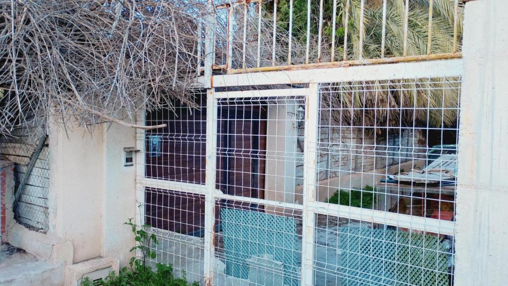 La valla que saltó Salma con la ayuda de una escalera, tenía pinchos que se podría haber clavado durante su  huida.