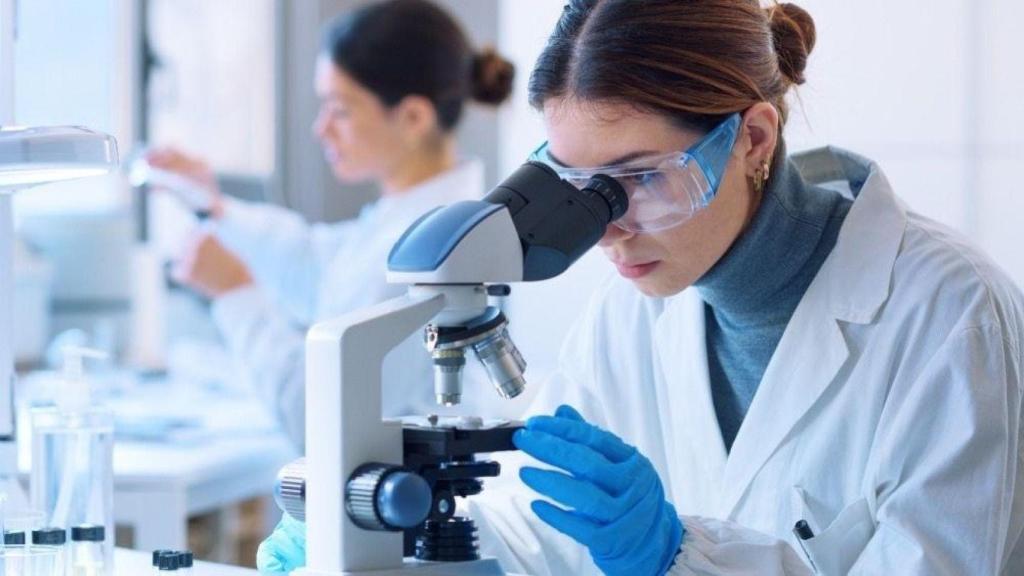 Una científica, en un laboratorio.