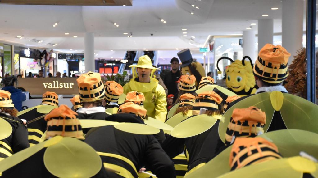 Imagen de la batucada transformada en colmena que ha seguido a Willy Fog, la Abeja Maya y Espinete.