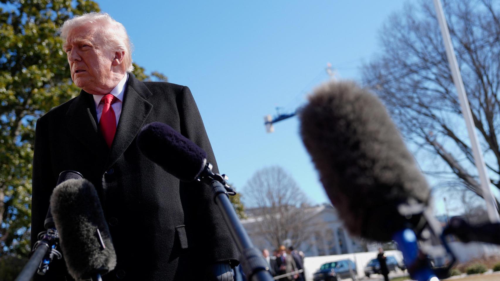 El presidente de Estados Unidos, Donald Trump, habla con la prensa antes de partir este viernes del Jardín Sur de la Casa Blanca en Washington.