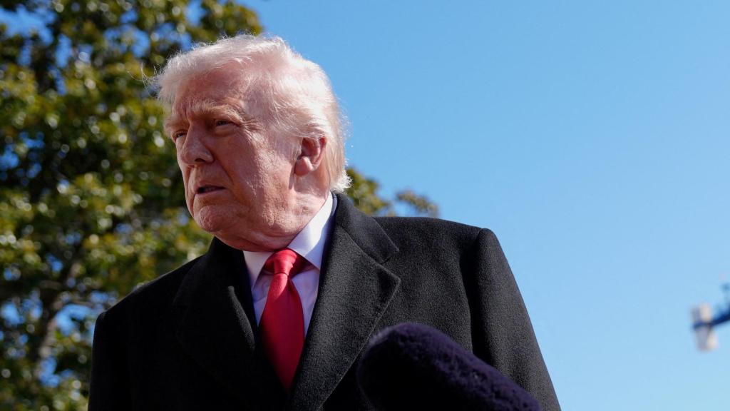 El presidente de Estados Unidos, Donald Trump, habla con la prensa antes de partir este viernes del Jardín Sur de la Casa Blanca en Washington.