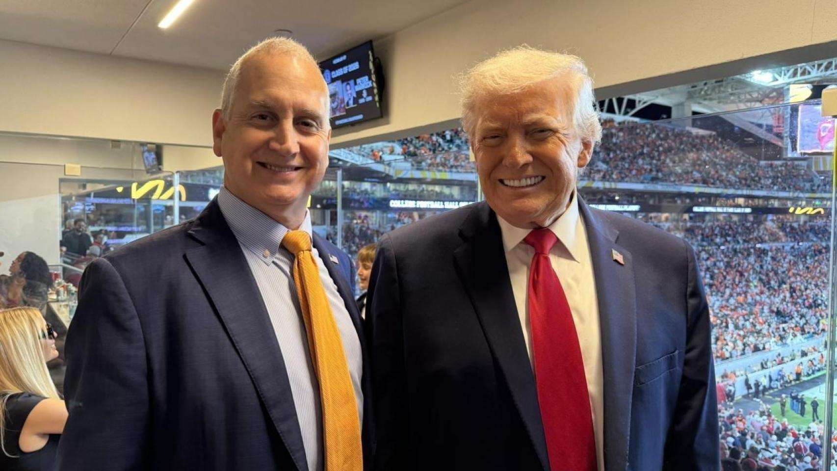 El congresista Mario Díaz-Balart, uno de los 'Crazy Cubans', junto al presidente de Estados Unidos, Donald Trump.