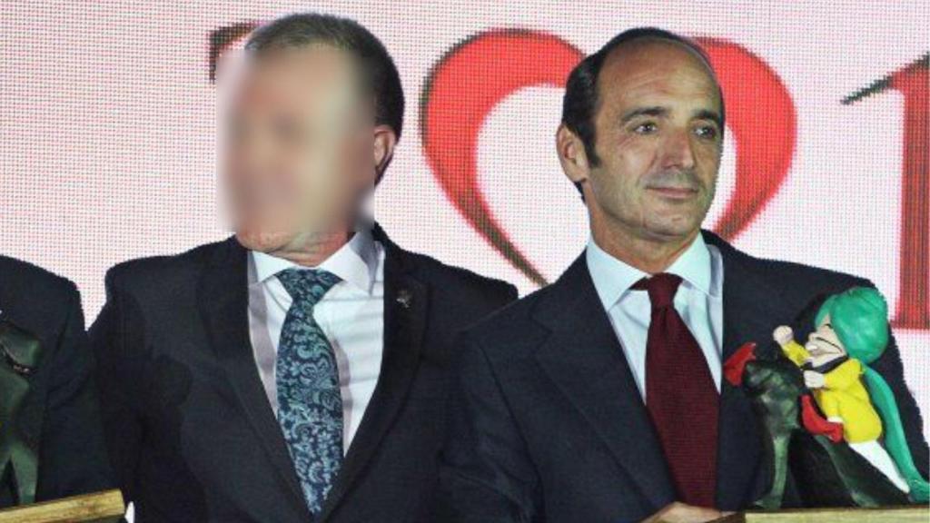 A la derecha, el empresario alicantino y amigo de José Luis Rodríguez Zapatero, Julio Martínez Martínez, recoge su premio como mejor cabo moro en las Fiestas de Moros y Cristianos de Elda (Alicante) de 2014.