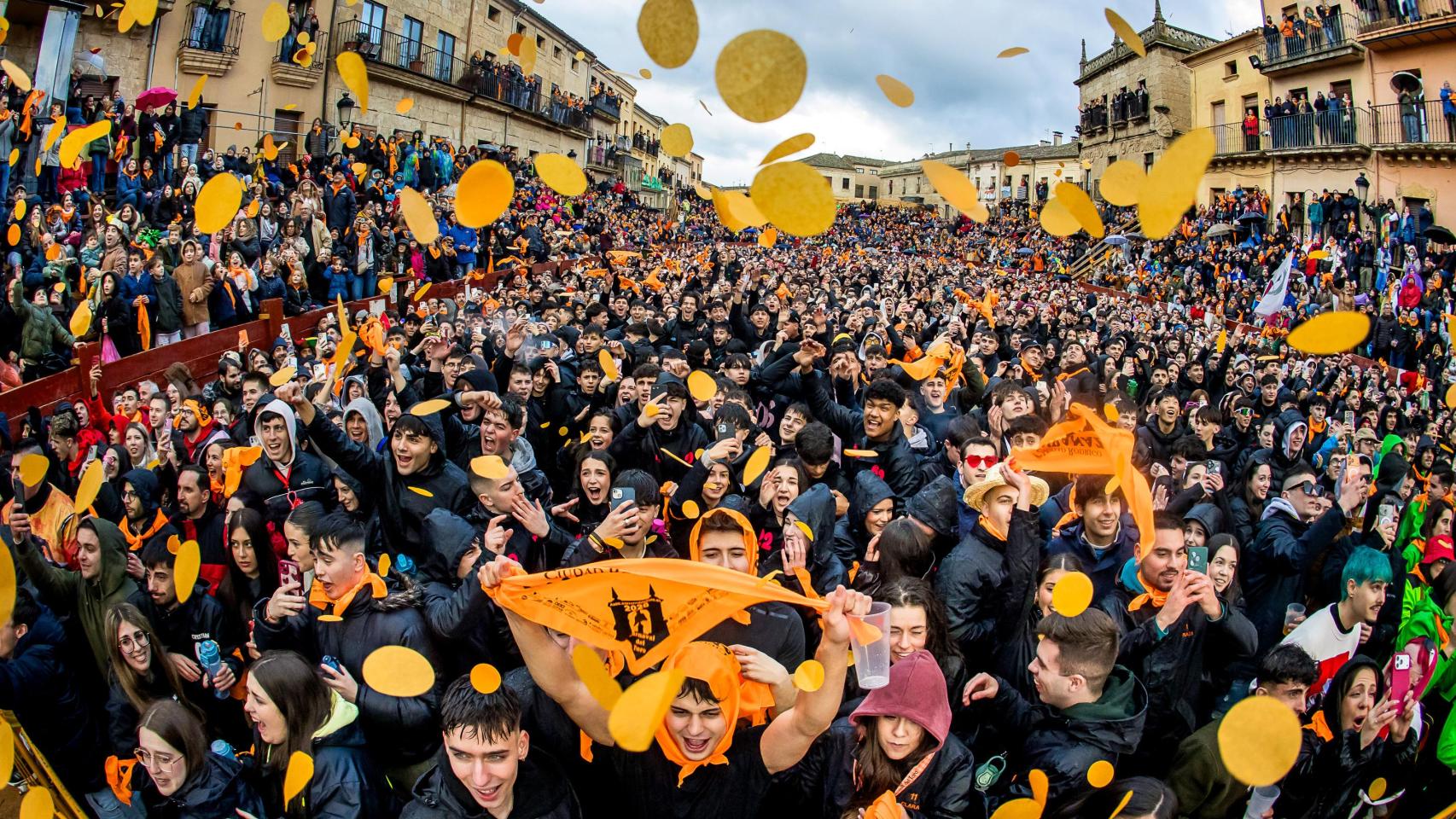 Miles de personas celebran el comienzo del Carnaval del Toro con el tradicional 'El Campanazo' en Ciudad Rodrigo (Salamanca)