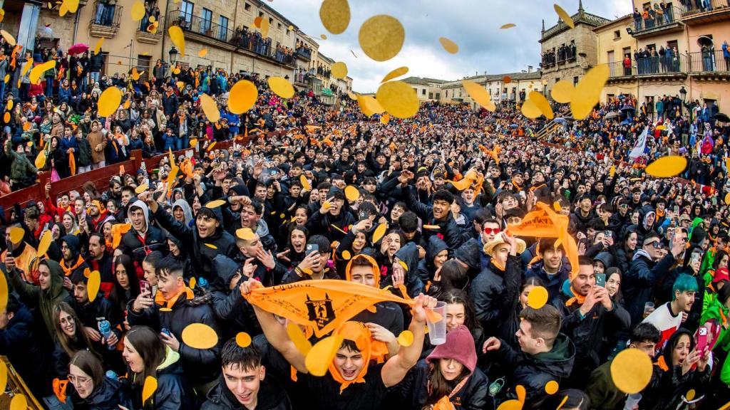 Miles de personas celebran el comienzo del Carnaval del Toro con el tradicional 'El Campanazo' en Ciudad Rodrigo (Salamanca)