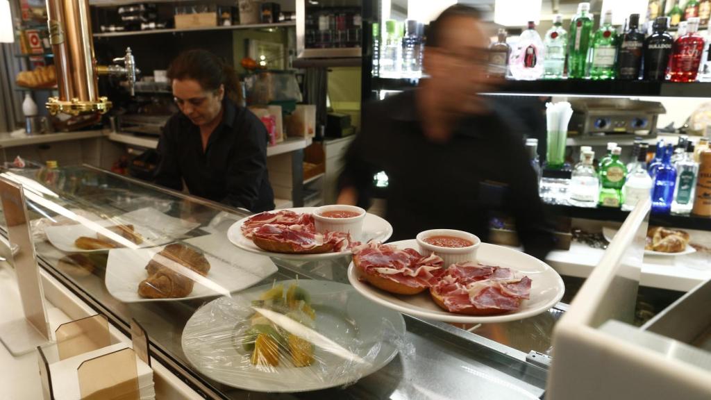 Dos personas trabajando en un bar.