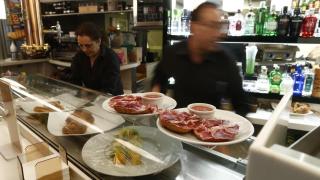Dos personas trabajando en un bar.