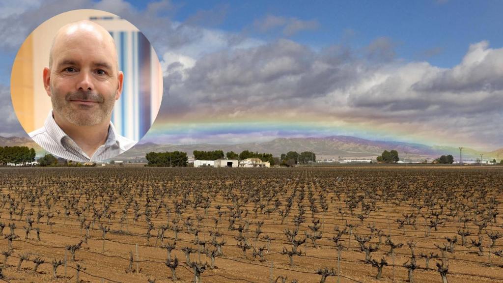 Rubén del Campo / Arcoiris sobre una finca en Yecla. EFE/ Marcial Guillén