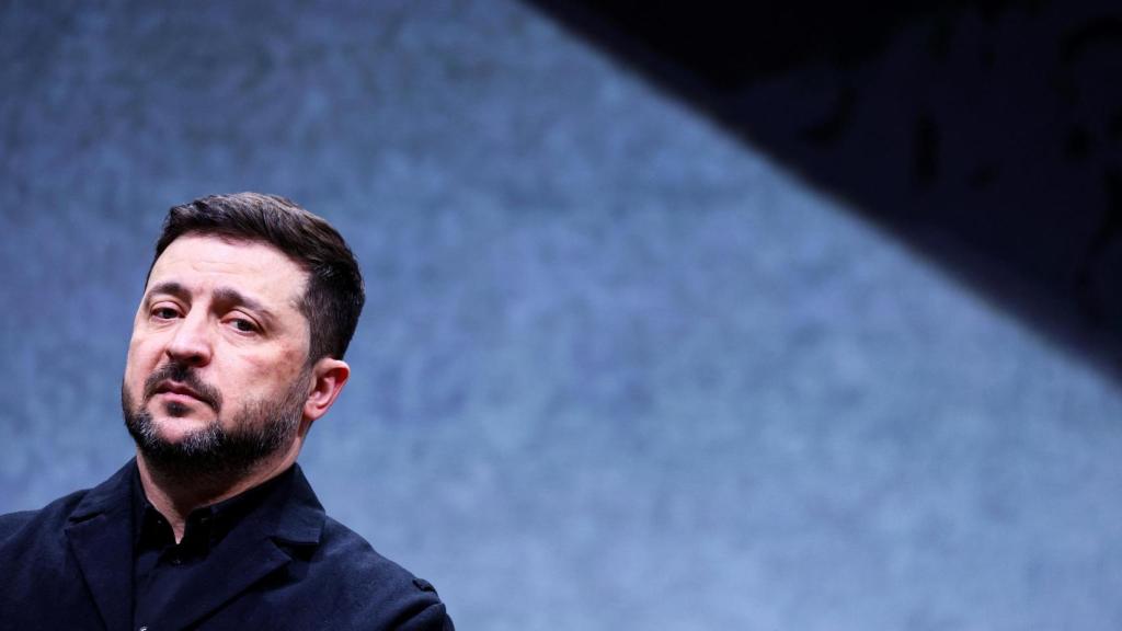 El presidente ucraniano, Volodímir Zelenski, observa durante una visita a una planta del fabricante alemán de drones Quantum Systems.