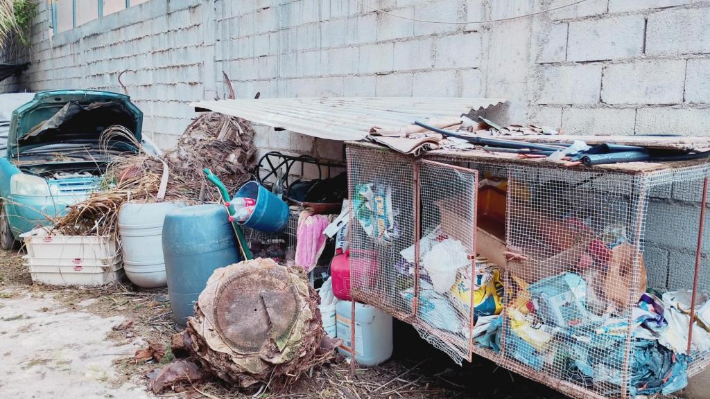 Una vieja jaula de animales, propiedad de Alberto 'El Coletas', situada junto a la valla por la que saltó Salma con ayuda de una escalera.