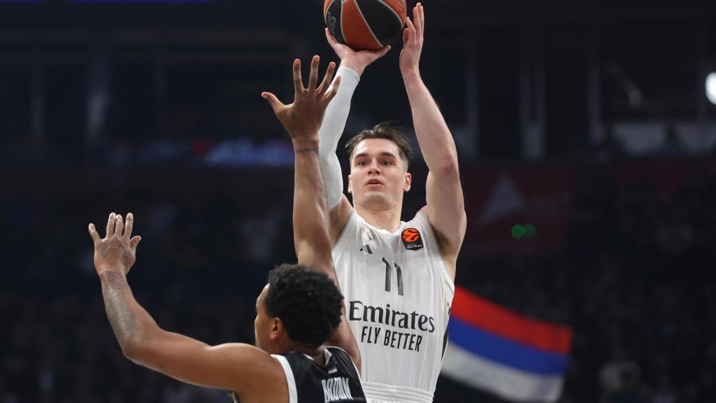 Hezonja lanza a canasta durante el partido ante Partizán.