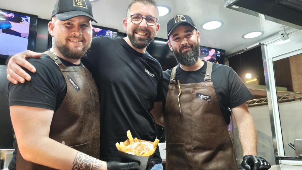 Kiko, Toni y Pau, en su parada de Melic en la Fan Zone del Benidorm Fest, este martes.