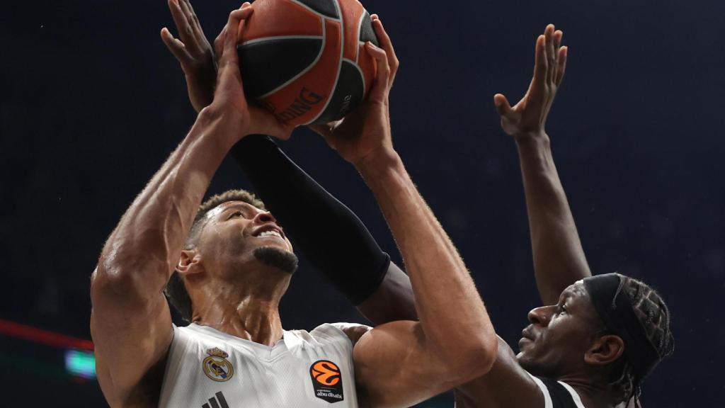 Tavares, presionado por Isaac Bonga.