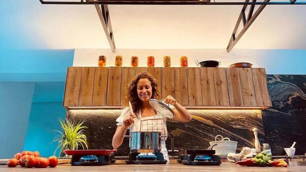 Laura Madrueño cocinando en su cocina.
