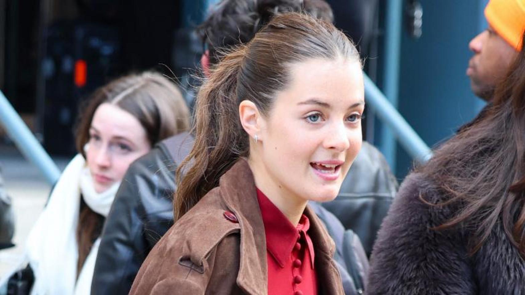 Olimpia Báez arropando a su abuela Carolina Herrera en su desfile de Nueva York.