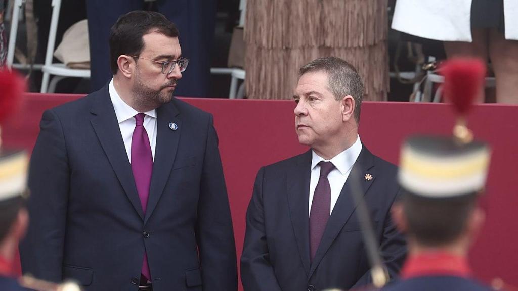 Adrián Barbón y Emiliano García-Page, durante el último desfile del 12 de octubre.