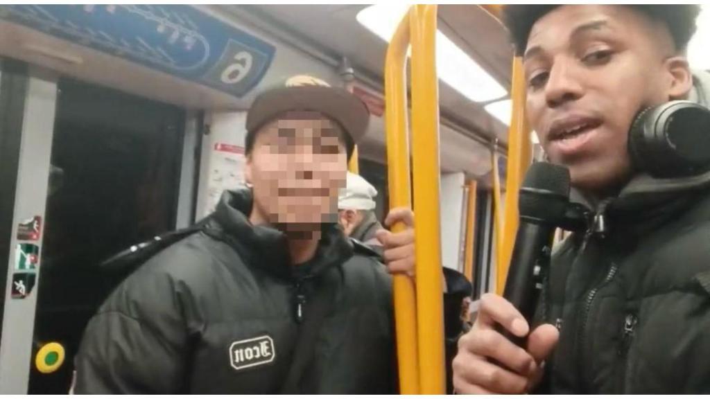 Juan Jose y un pasajero cantando en el metro