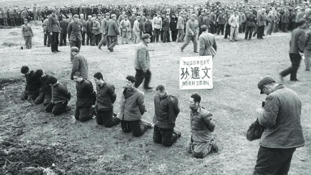 Imagen de una ejecución de contrarrevolucionarios contemplada por multitudes organizadas.