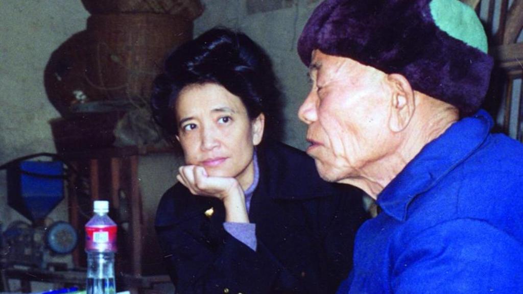 Jung Chang entrevistando a un campesino en 1994, mientras investigaba sobre Mao.