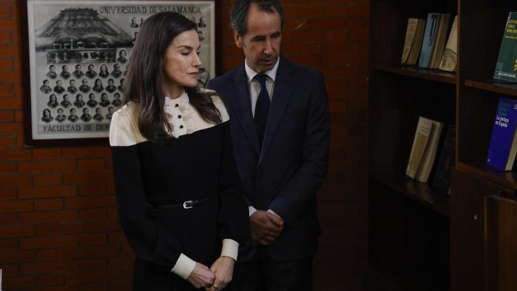 La Reina, durante la visita a la exposición conmemorativa.