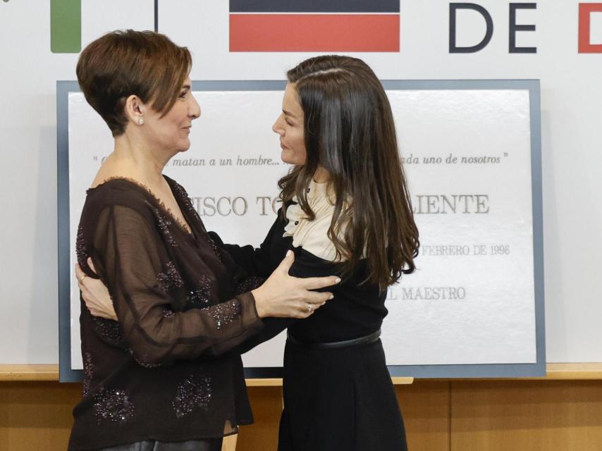 La Reina y Ana Tomás y Valiente, hija del fallecido.