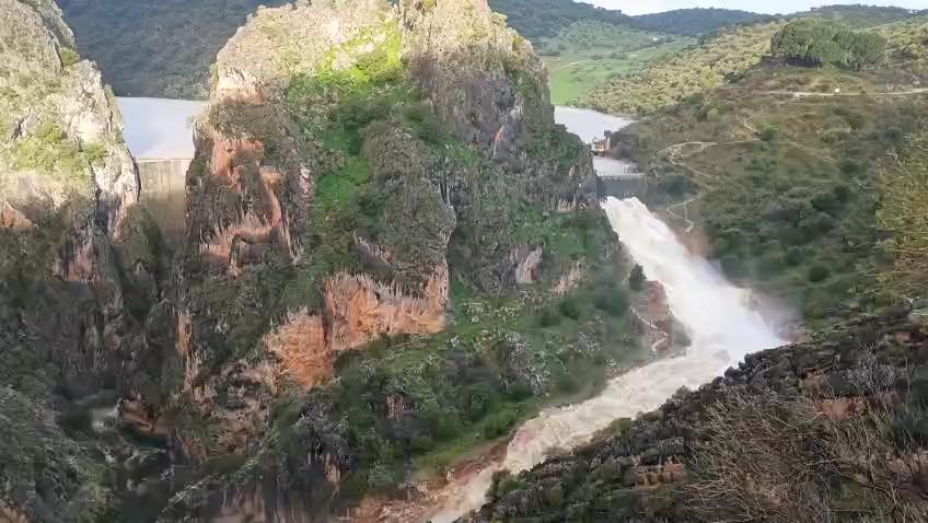 Vídeo del desagüe de la presa de Montejaque