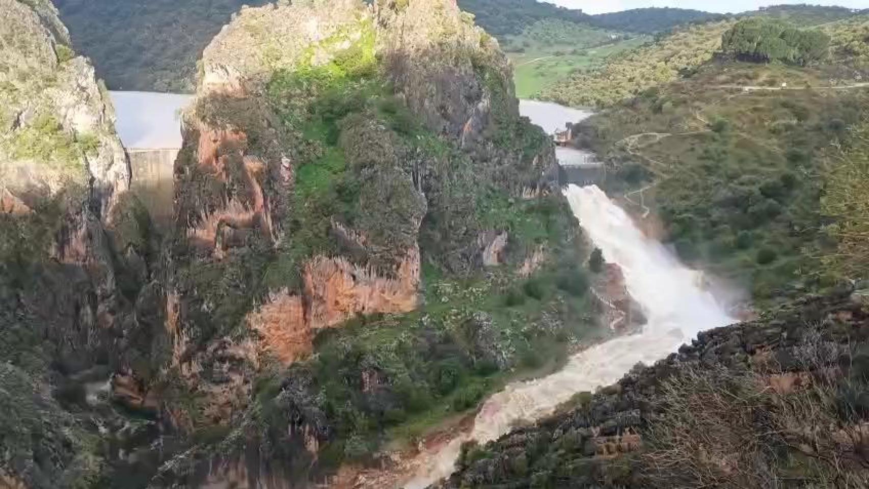 Vídeo del desagüe de la presa de Montejaque