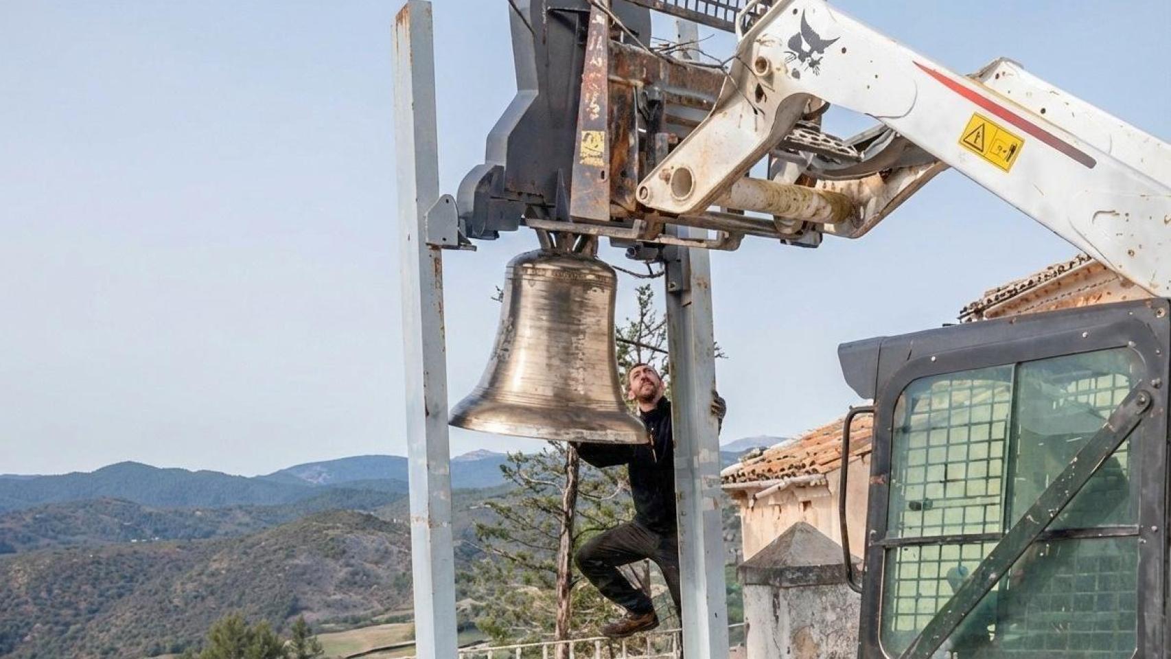 Tras el intento fallido de robo, la campana de Naval fue restaurada y devuelta a su lugar el pasado viernes.