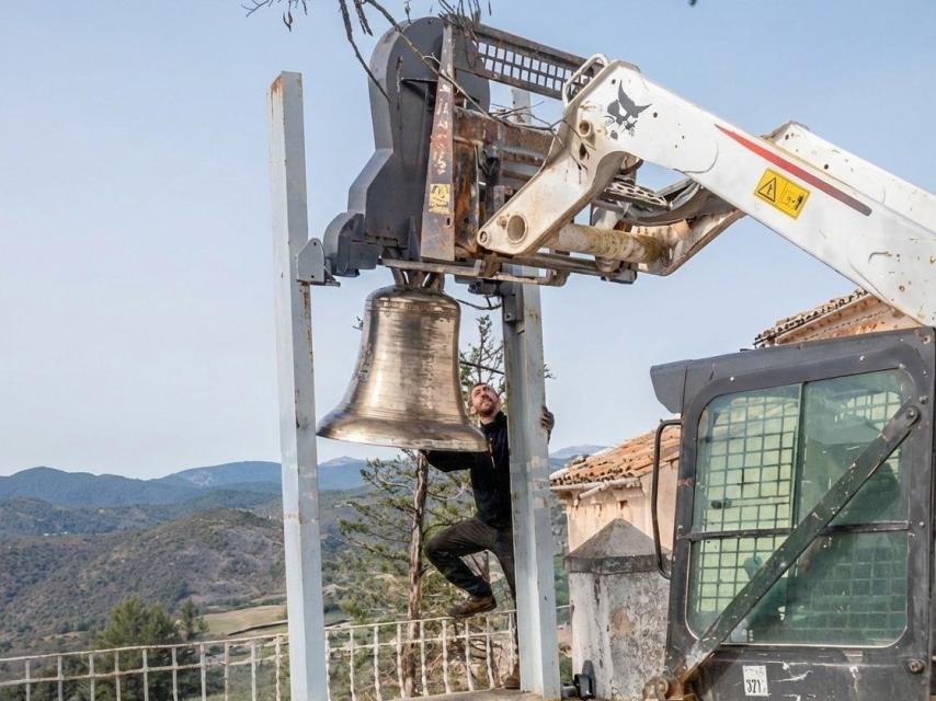 Tras el intento fallido de robo, la campana de Naval fue restaurada y devuelta a su lugar el pasado viernes.