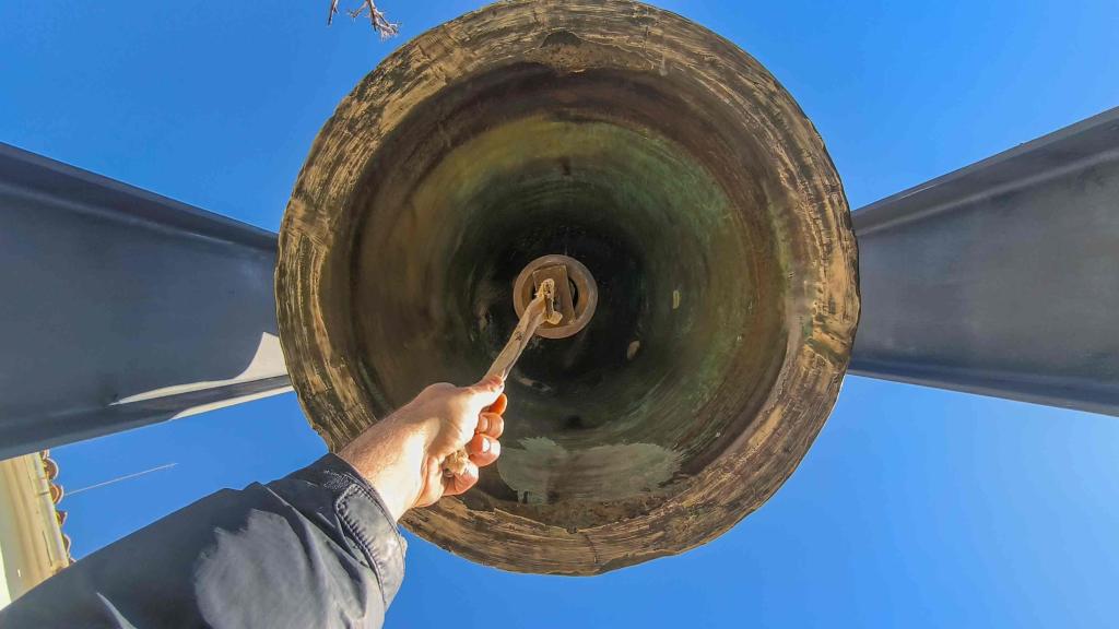 Estado actual de la campana de Naval, tras el intento fallido de robo y su restauración.