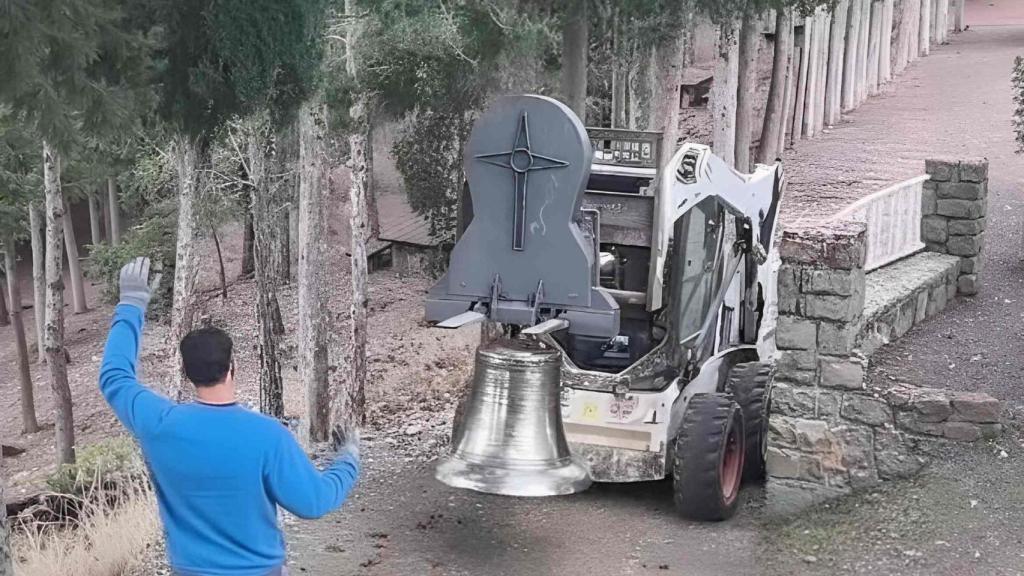 Desmontar la campana dañada de Naval y volver a montarla tras restaurarla después del robo frustrado obligó a organizar una aparatosa operación, debido a que la pieza se halla en lo alto de un cerro solo accesible por una pista de tierra en mal estado.