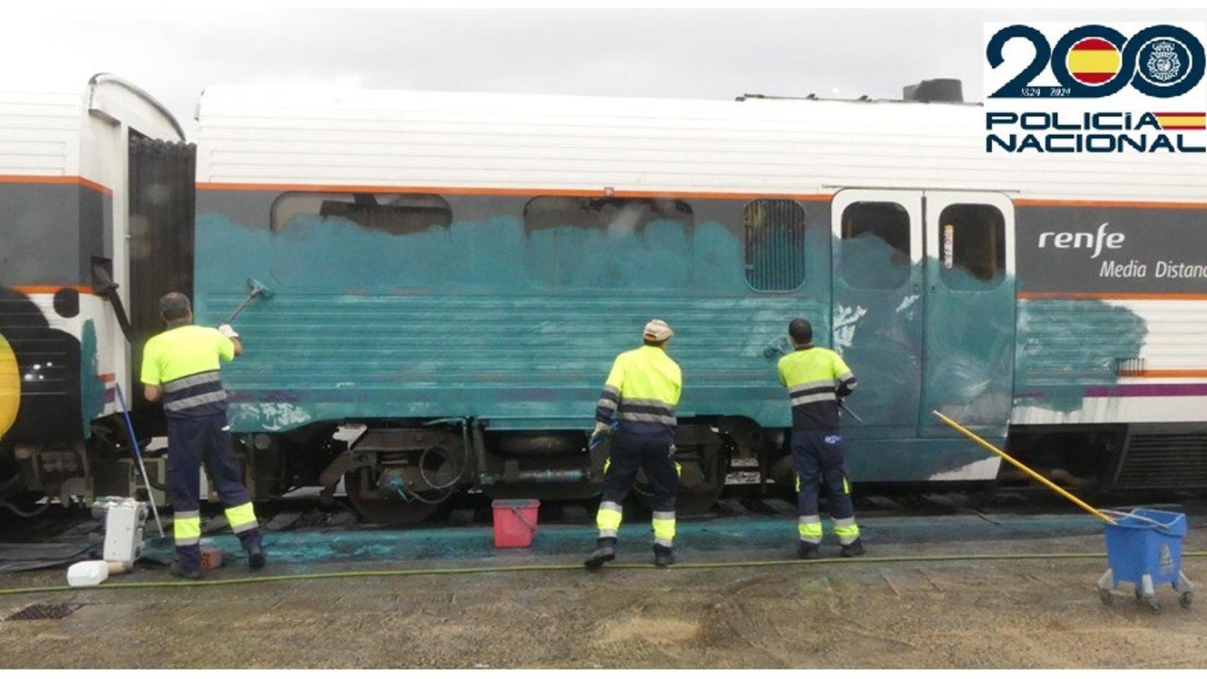 Vagón de tren 'vandalizado' en Ourense.