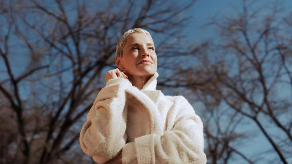 Soraya pasea por el Paseo de Recoletos.