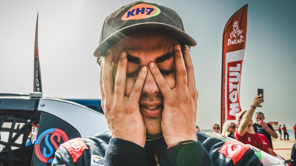 Pau Navarro se agarra la cara tras ganar el Dakar 2026 en categoría Challenger.