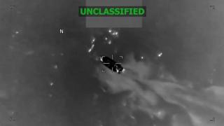 Captura de un video difundido en la cuenta en X @Southcom del Comando Sur de las fuerzas armadas de EE.UU. de una lancha supuestamente operada por organizaciones del narcotráfico en aguas internacionales en el Caribe, cerca de Venezuela.