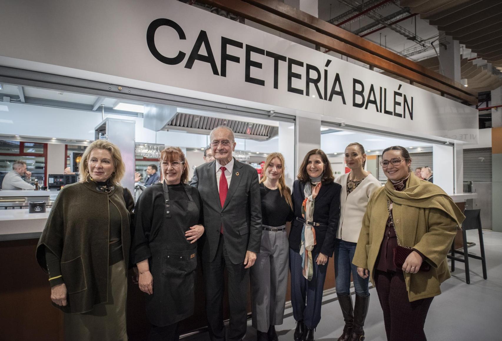 Visita de las autoridades al interior del mercado de Bailén.