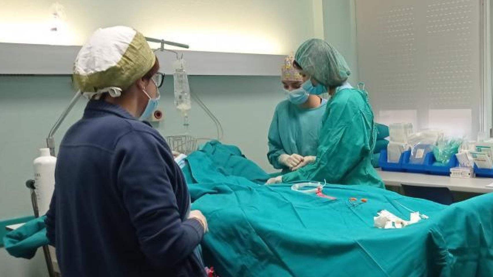 Imagen de recurso de tres profesionales sanitarias.