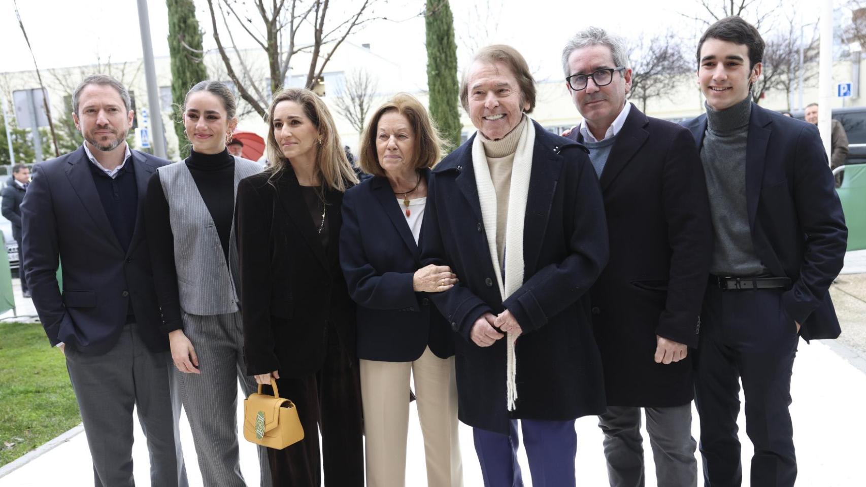 Raphael, arropado por su familia al recibir un homenaje en la localidad madrileña de Boadilla del Monte.