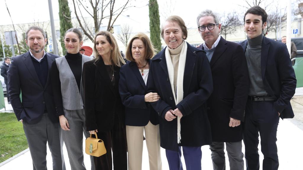 Raphael, arropado por su familia al recibir un homenaje en la localidad madrileña de Boadilla del Monte.