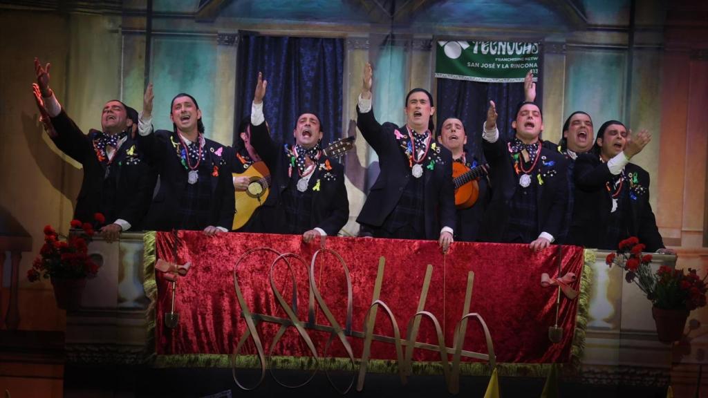 La chirigota de Sevilla que ha hecho historia ganando por primera vez en el Carnaval de Cádiz con los saeteros del Bizcocho.